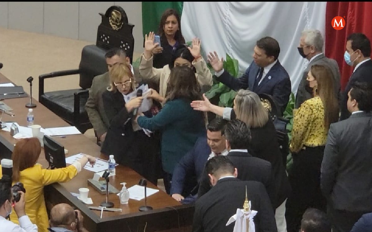 Diputados de Morena de Tamaulipas durante sesión del 29 de marzo de 2022. (Antonio Hernández)