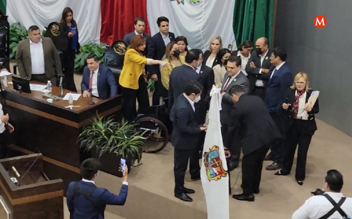 Diputados de Morena toma tribuna en sesión del Congreso Tamaulipas hoy 29 marzo de 2022. (Antonio Hernández)