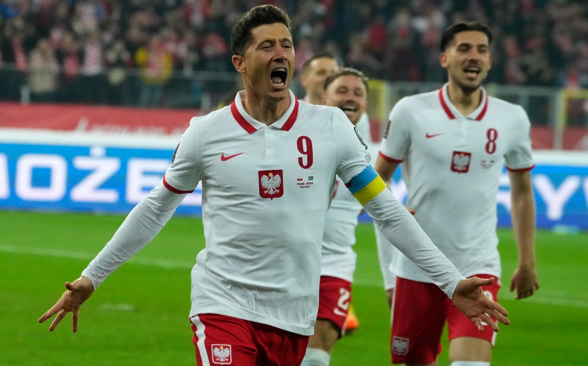 Lewandowski vence a Zlatan Ibrahimovic y Polonia avanza al Mundial Qatar 2022 (AP)