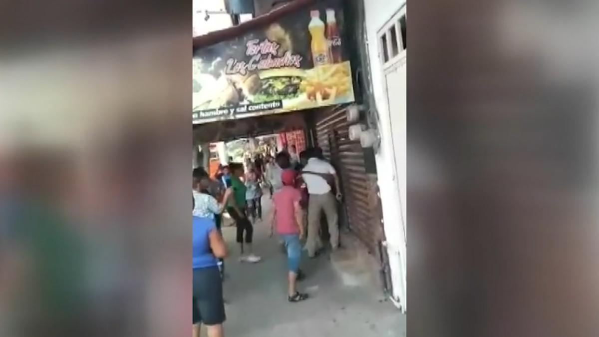 Migrantes piden investigar a 3 agentes de migración