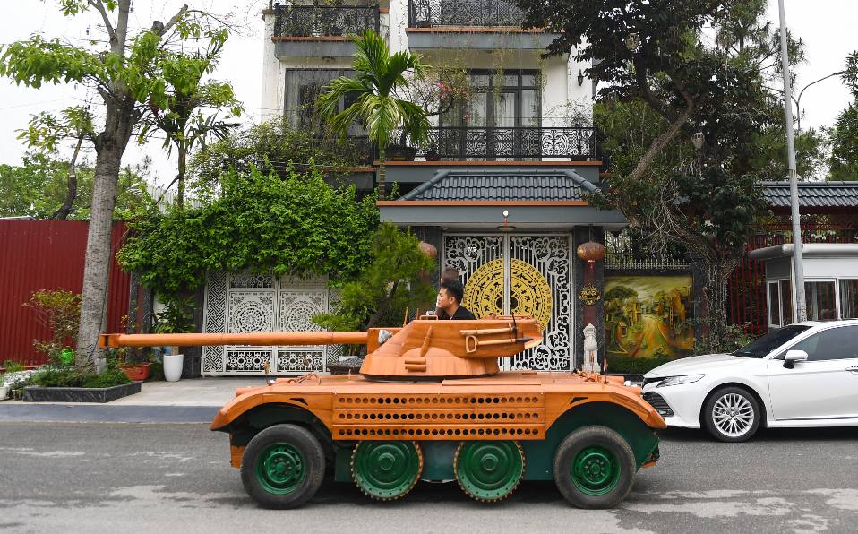 Padre transforma furgoneta en un tanque de madera para su hijo (AFP)