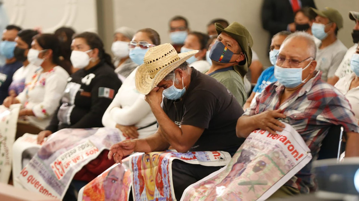 Padres de los 43 reclaman falta de resultados en investigación
