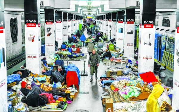 Refugiados dentro de una estación de metro durante un ataque a la ciudad ucraniana de Kharkiv. Roman Pilipey/EFE