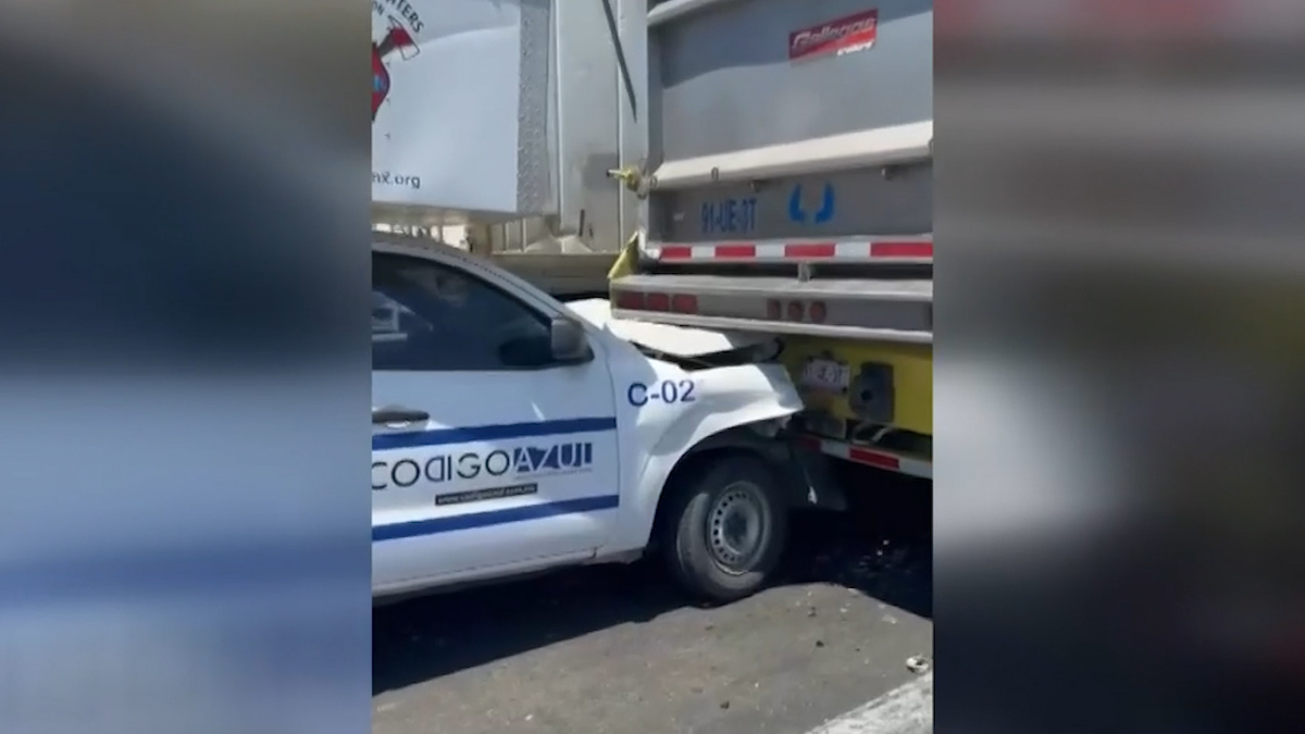 Un vehículo quedó atrapado entre dos camiones de carga