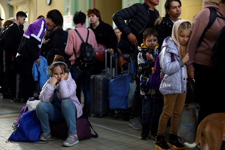 Los niños ucranianos fueron prioridad y fueron puestos en refugios temporales con o sin sus padres. |REUTERS