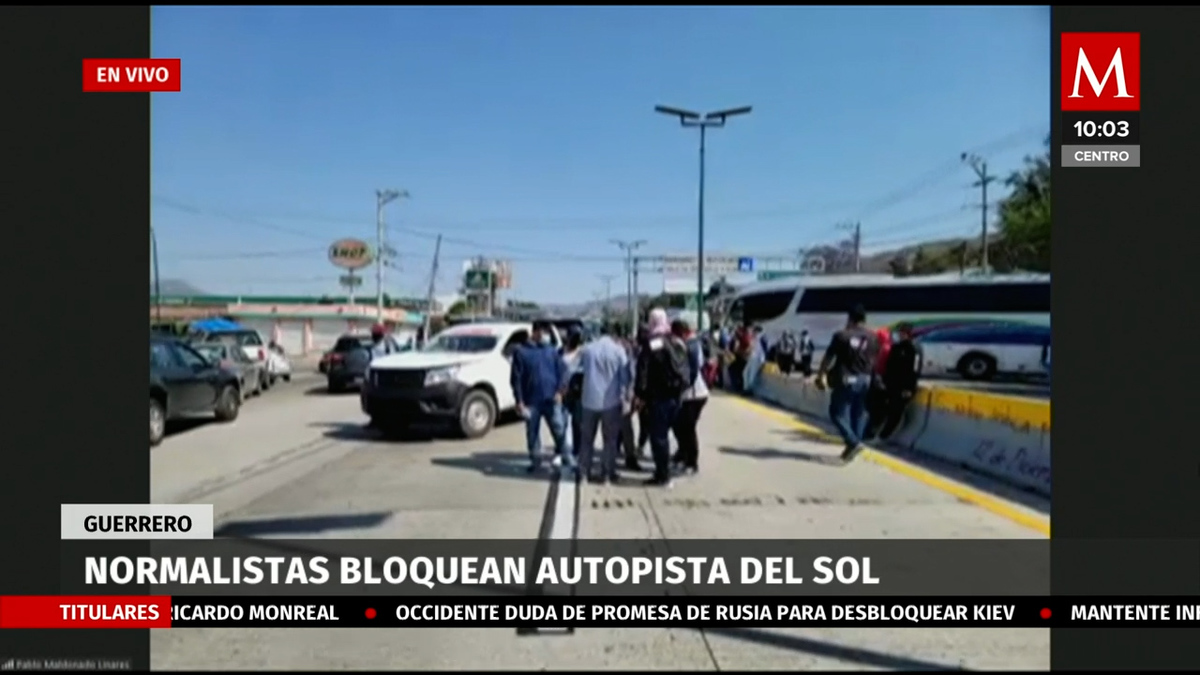 Normalistas de Ayotzinapa cumplen bloqueo de autopista del Sol