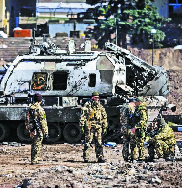 Tropas ucranianas en la ciudad de Trostianets. F. Senna/afp