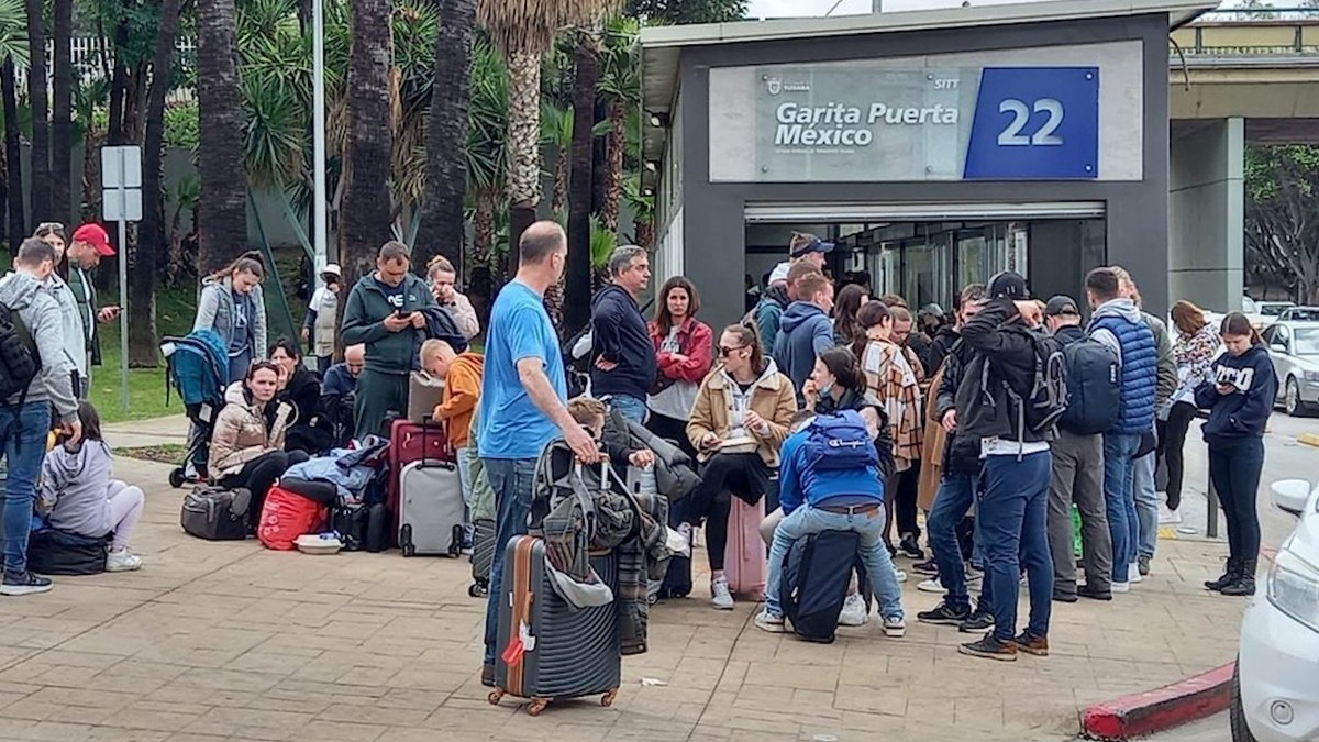 Al menos 60 ucranianos acampan debajo del puente en la Garita de San Ysidro, BC