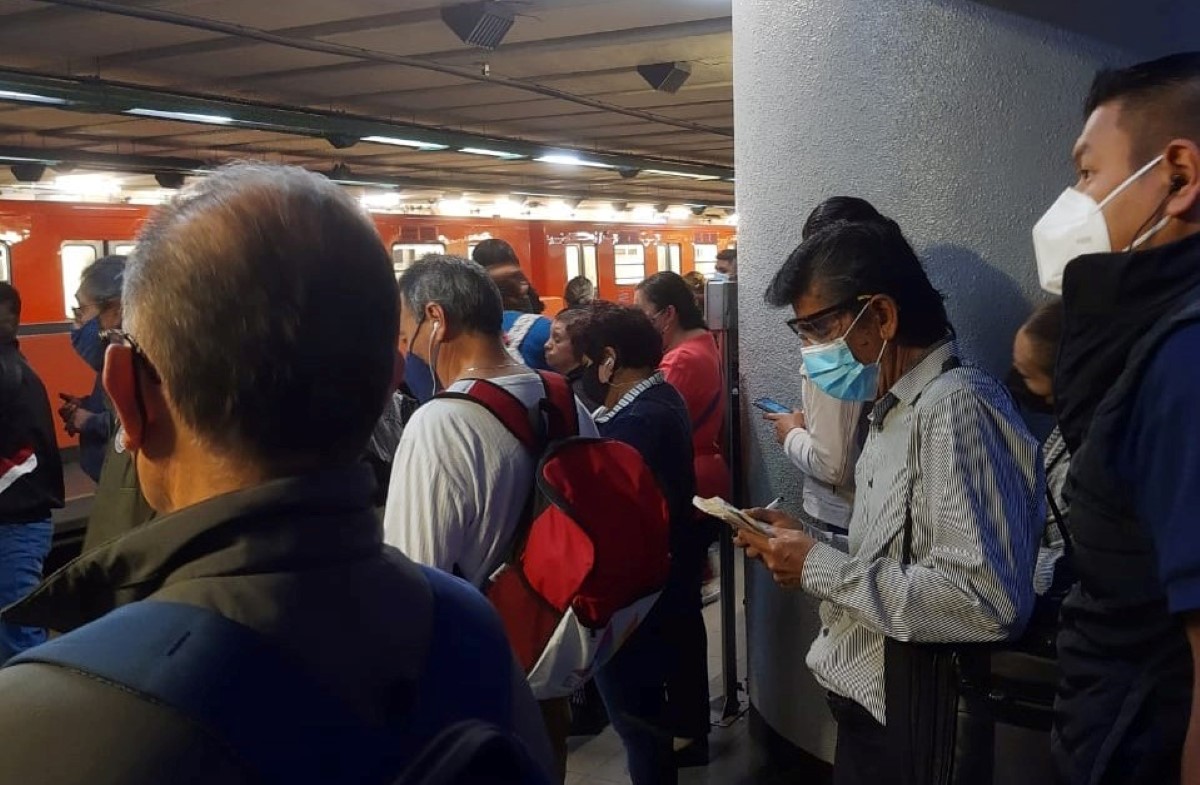 Usuarios reportaron retrasos de más de 10 minutos en la Línea 8 del Metro de CdMx. | Twitter @juanjos47513763