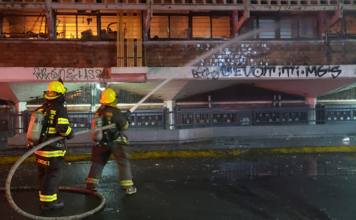 Bomberos trabajan para apagar el incendio en el mercado San Juan de Dios de Guadalajara (Martín Patiño Segura)