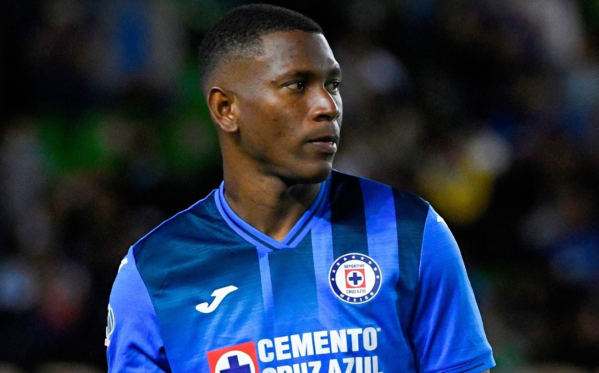 Bryan Angulo se va de Cruz Azul a tres meses de finalizar su contrato (Imago 7)