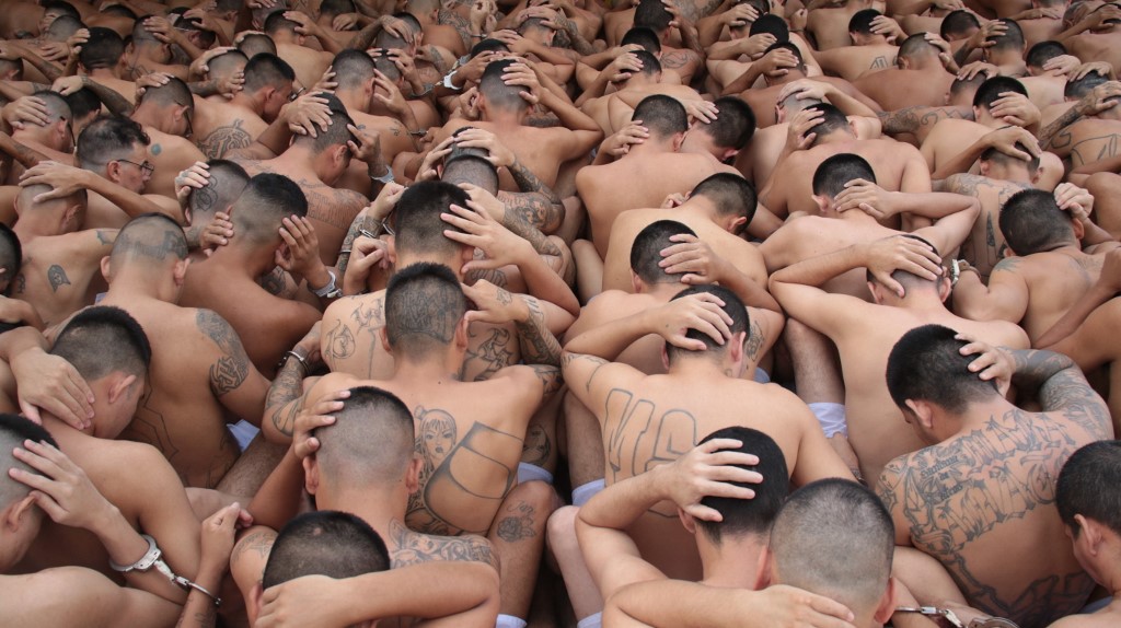 Las autoridades de El Salvador publicó imágenes de las pandillas en la cárcel. | Foto: Presidencia de El Salvador vía AFP