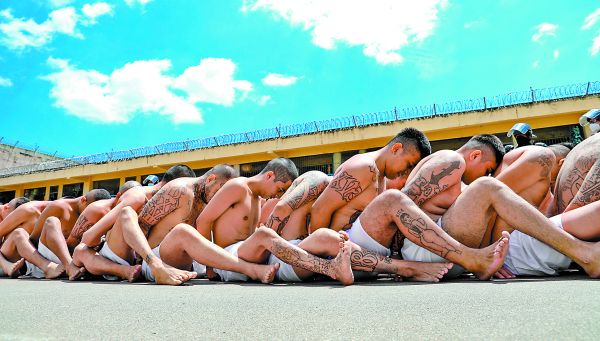Internos de la cárcel de Ciudad Barrios fueron exhibidos por el gobierno como parte de las acciones contra sus bandas. Reuters