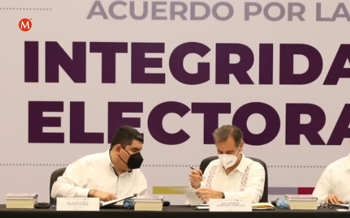 Juan José Ramos Charre, titular del Ietam y Lorenzo Córdova del INE. (Yazmín Sánchez)