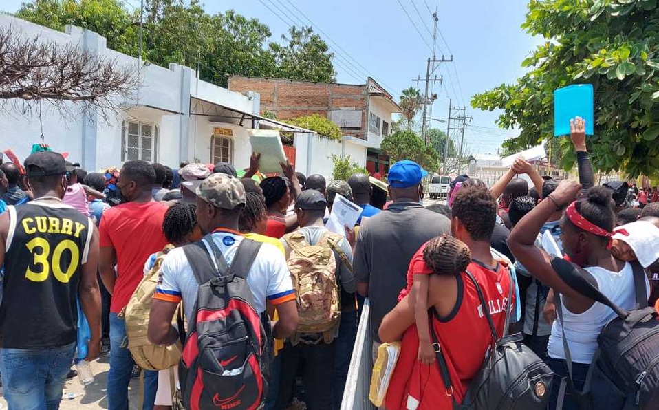 Migrantes protestan en aduana de Chiapas; acusan lentitud en trámites