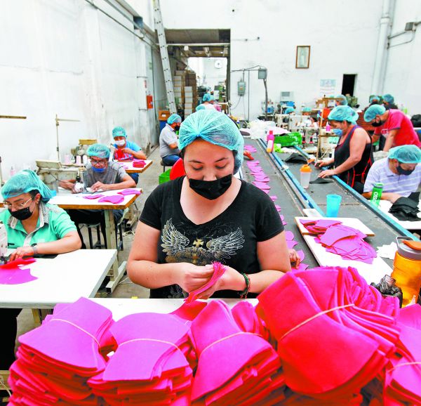 Las personas adquirieron muchos de estos productos en su momento y los guardaron, ahora los están usando. EFE