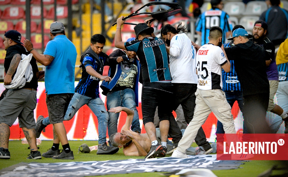 Riña en el Estadio Corregidora de Querétaro el 5 de marzo de 2022. (Foto: Sergio González | AP)