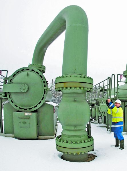 Un técnico de la firma alemana RWE revisa un compresor en Hünxe. Ina Fassbender/Reuters