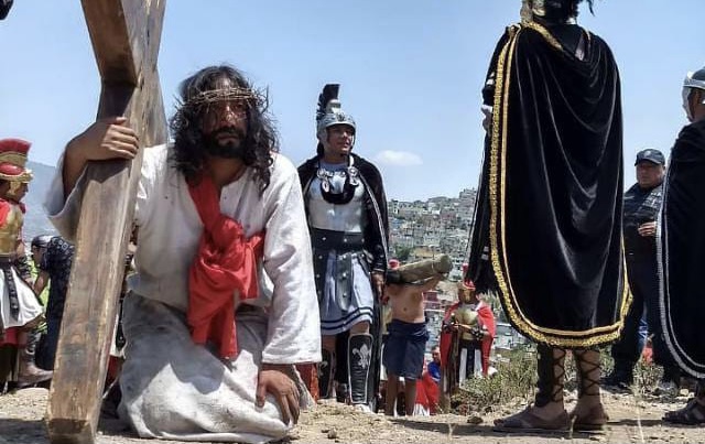Tradicional viacrucis de Cubitos en Pachuca. (Cortesía)