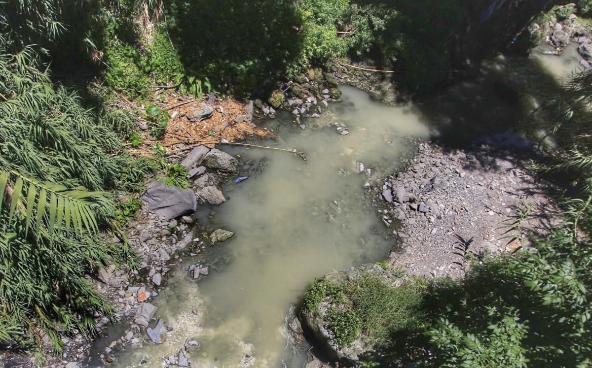 Vista superior de un tramo del del Río Atoyac. Investigadores del ICUAP, desarrollaron un sistema absorbente de contaminantes del agua con residuos ag