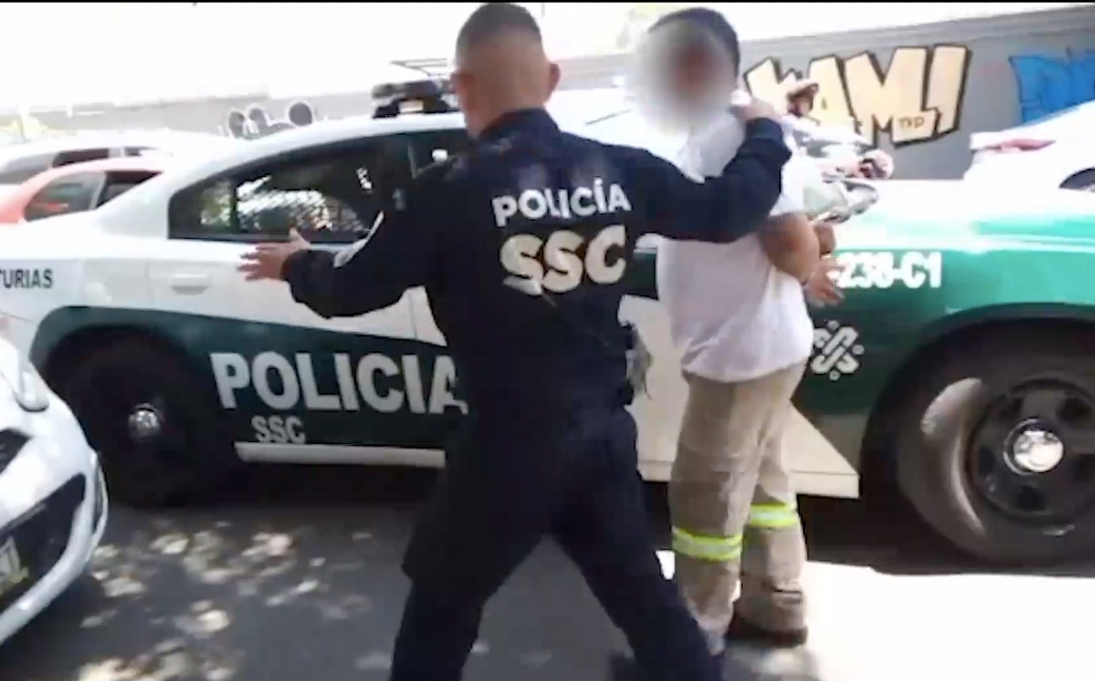 El chofer de un camión de basura fue detenido tras el choque. (Especial)