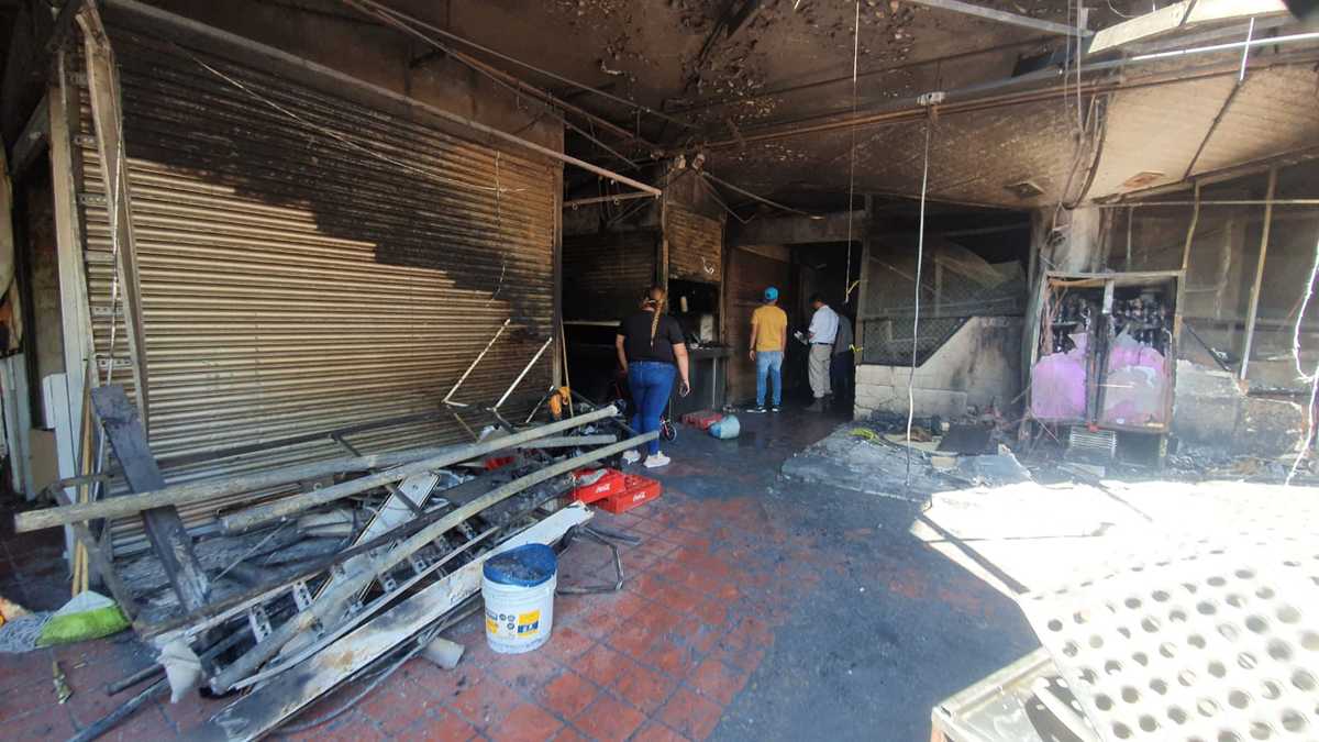 Comerciantes de San Juan de Dios entran a locales (Juan Carlos Munguía)
