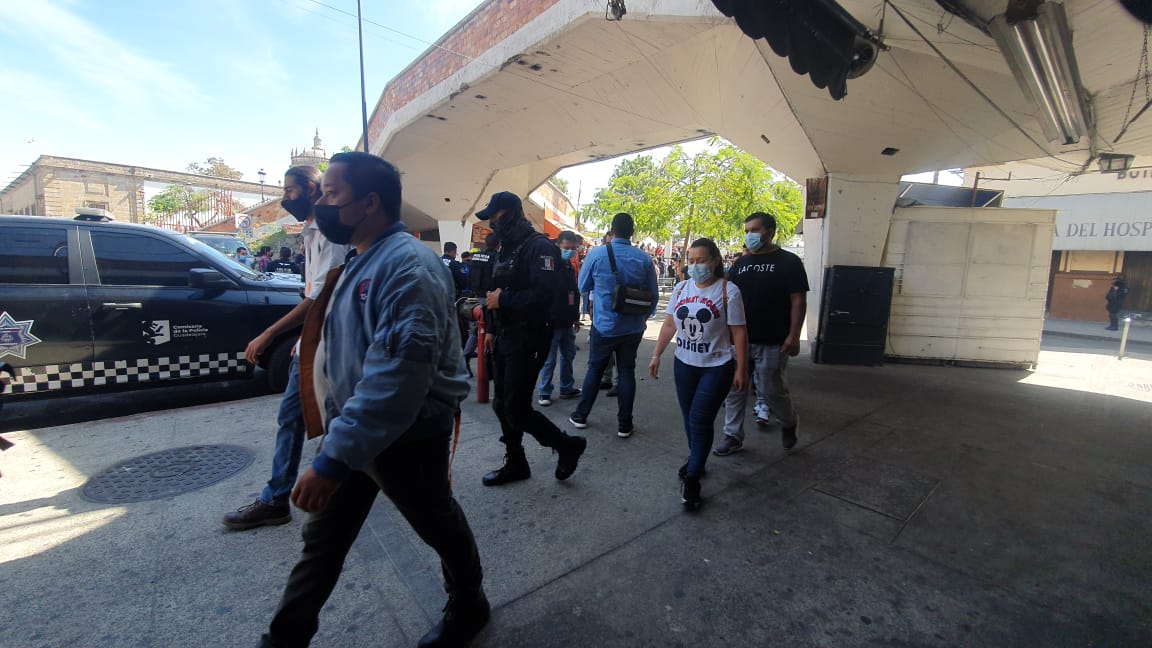 Se han desplegado elementos durante 24 horas para vigilar el mercado de San Juan de Dios (Juan Carlos Munguía)