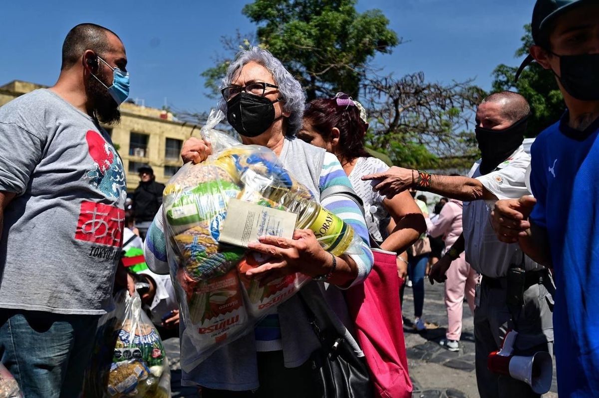 Entregan despensas a locatarios afectados del mercado San Juan de Dios
