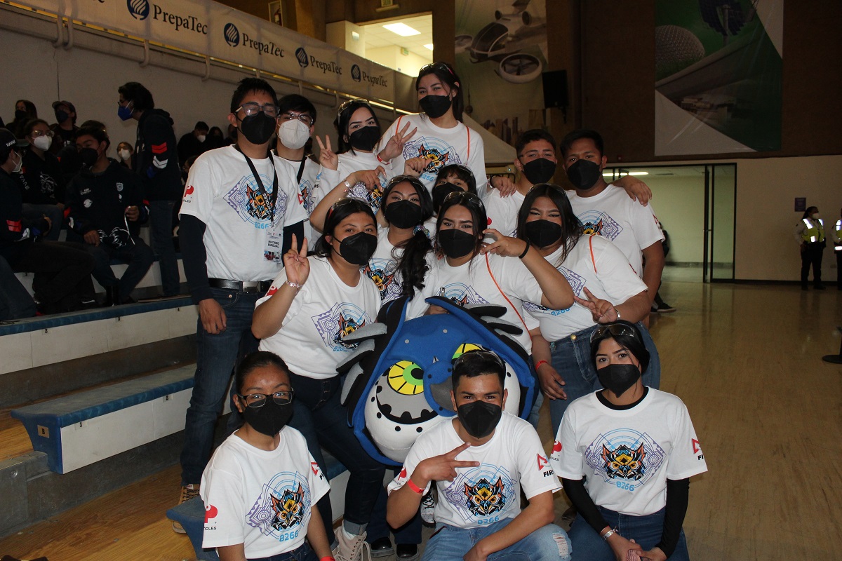 El equipo de OWLBOT divirtiéndose en FIRST Laguna Regional. (Karla Rodríguez)