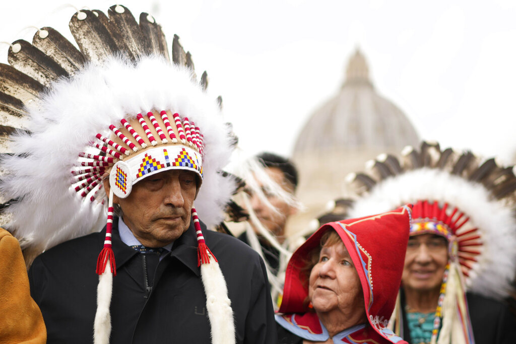 Francisco pidió perdón durante una audiencia con miembros de las comunidades metis, inuit y de Primeras Naciones. (AP)