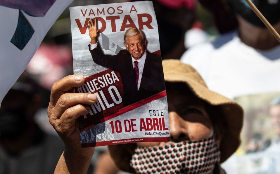 INE ordena quitar anuncios a favor de AMLO por revocación de mandato