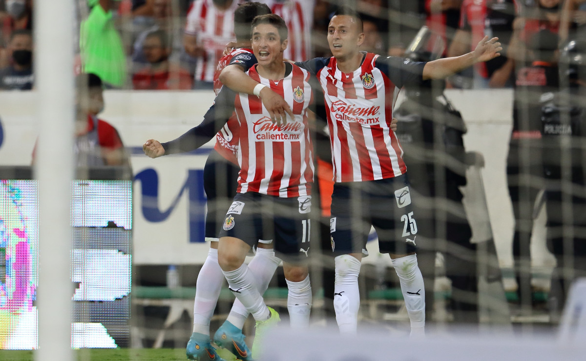 Isaac Brizuela y Roberto Alvarado, en el Clásico Tapatío (Mexsport)