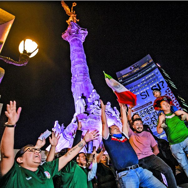 Los pamboleros festejando en el Ángel. Jesús Quintanar