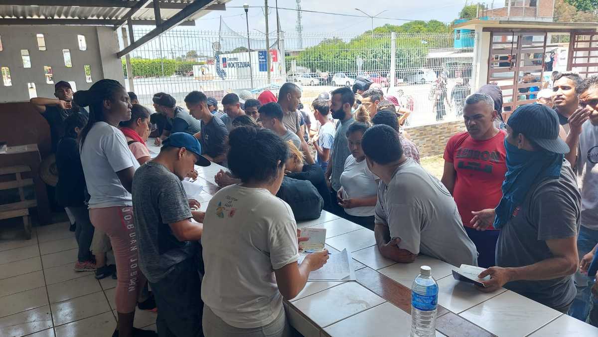 Alrededor de 200 migrantes de la caravana volvieron a Tapachula en autobuses. | Julio Navarro