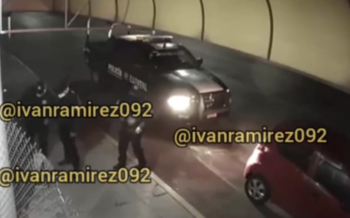 Policías de Edomex golpeando a ciudadano. (Captura)
