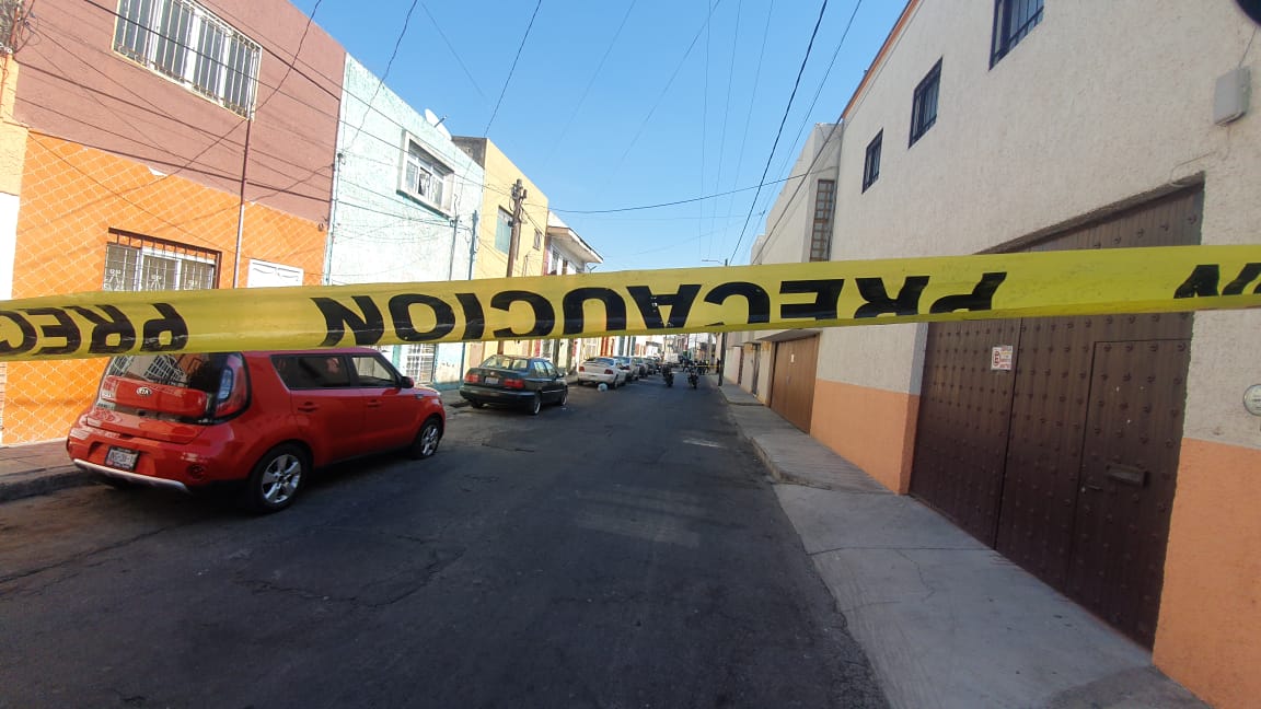 Policías de Guadalajara resguardan hallazgo de un hombre muerto en colonia San Juan de Dios (Juan Carlos Munguía)