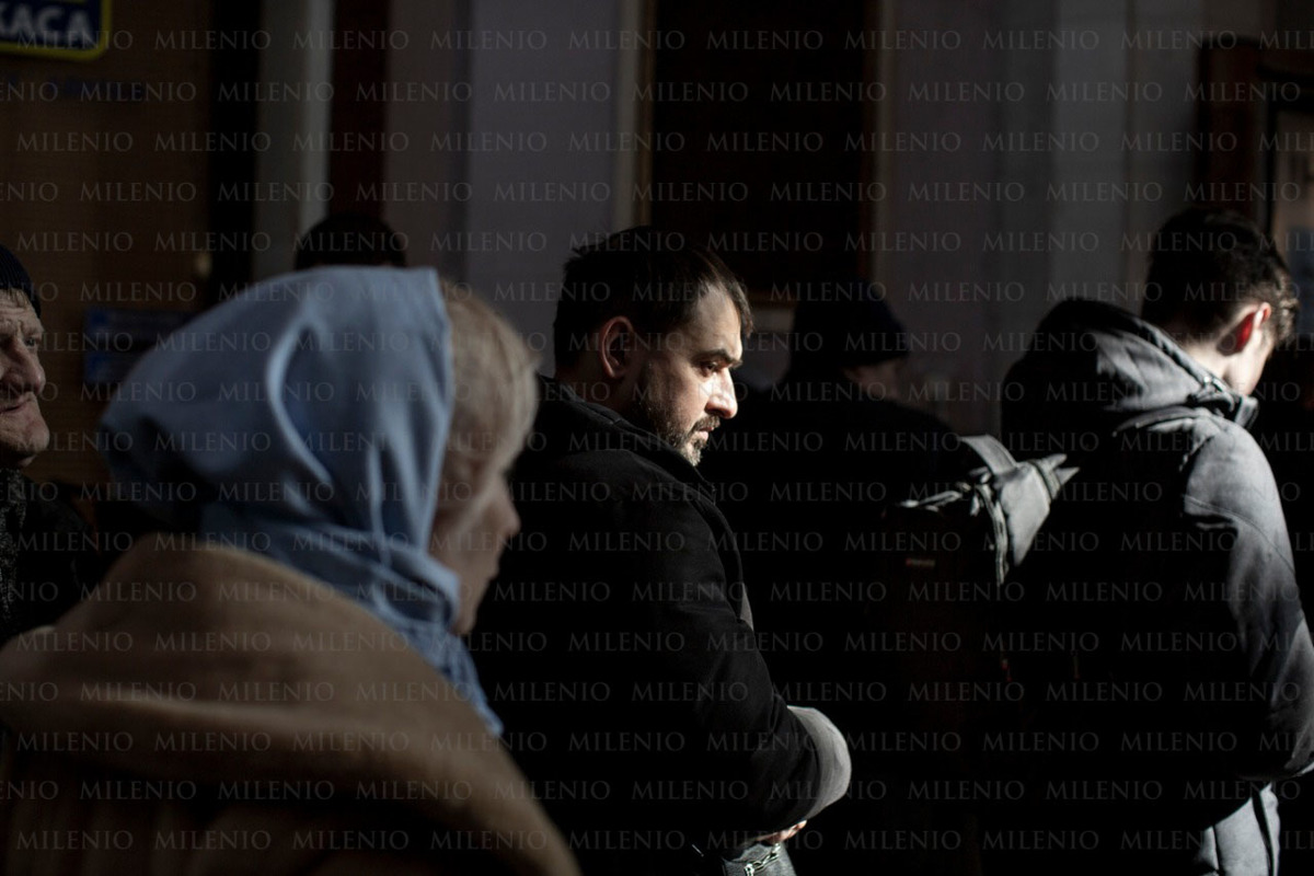 Refugiados que huyen del conflicto hacen fila en la estación para abordar un tren en dirección a Polonia. (Narciso Contreras)