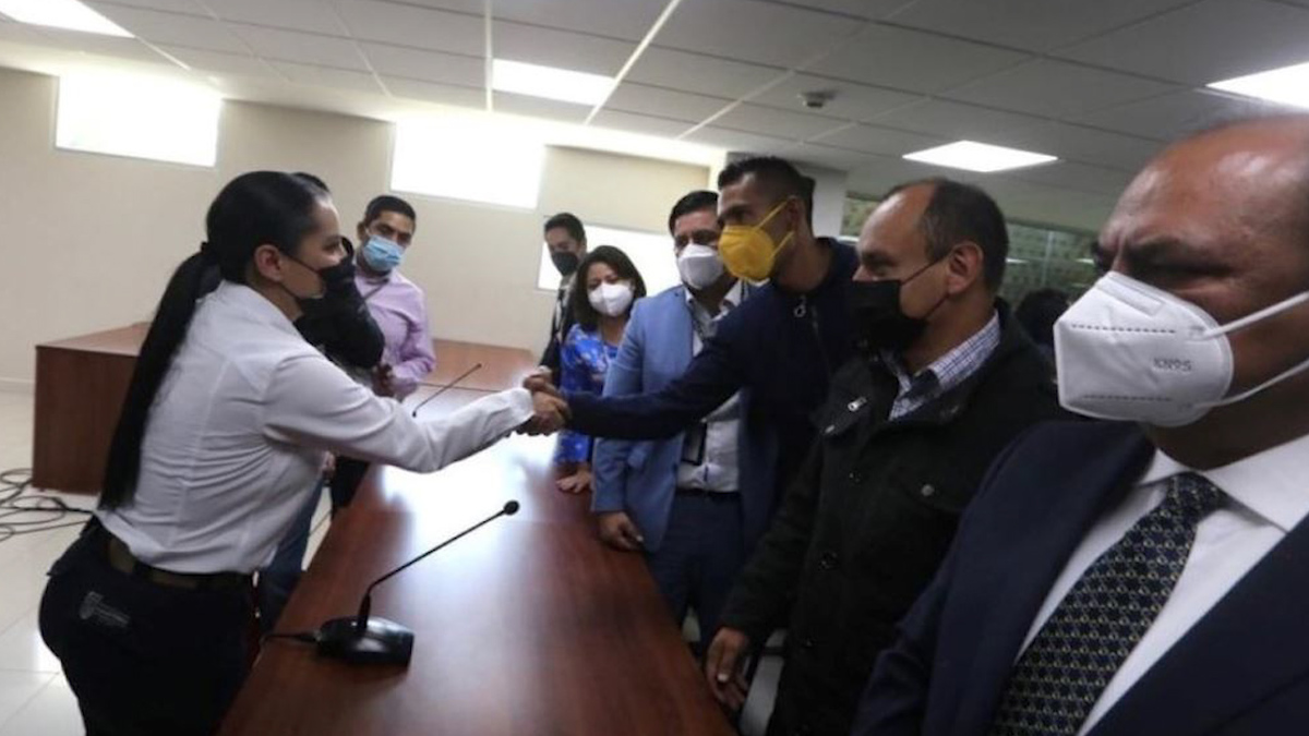 Sandra Cuevas se disculpa en persona con policías de CdMx