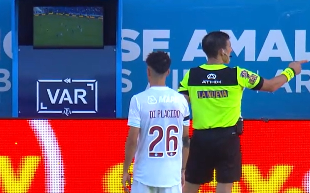 Árbitro tarda casi 10 minutos en validar gol en llegada del VAR a Argentina