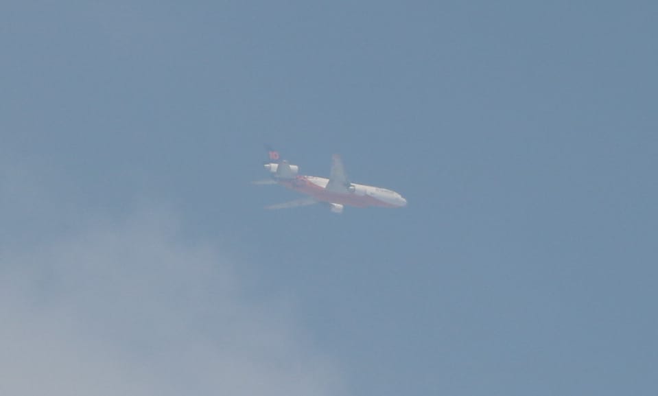 Avión DC-10 apoya combate a incendio en sierra de Santiago, Nuevo León. Foto: Leonel Rocha.