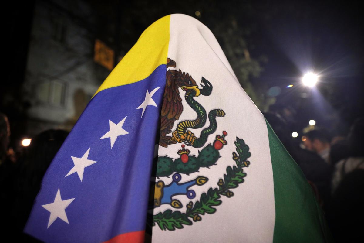 Banderas de Venezuela y México. (EFE)