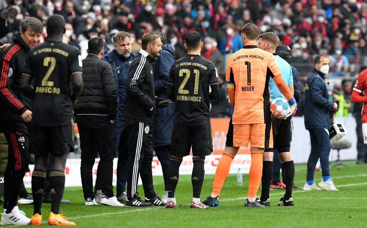 Bayern Múnich gana y juega con 12 futbolistas; podría ser sancionado (AFP)