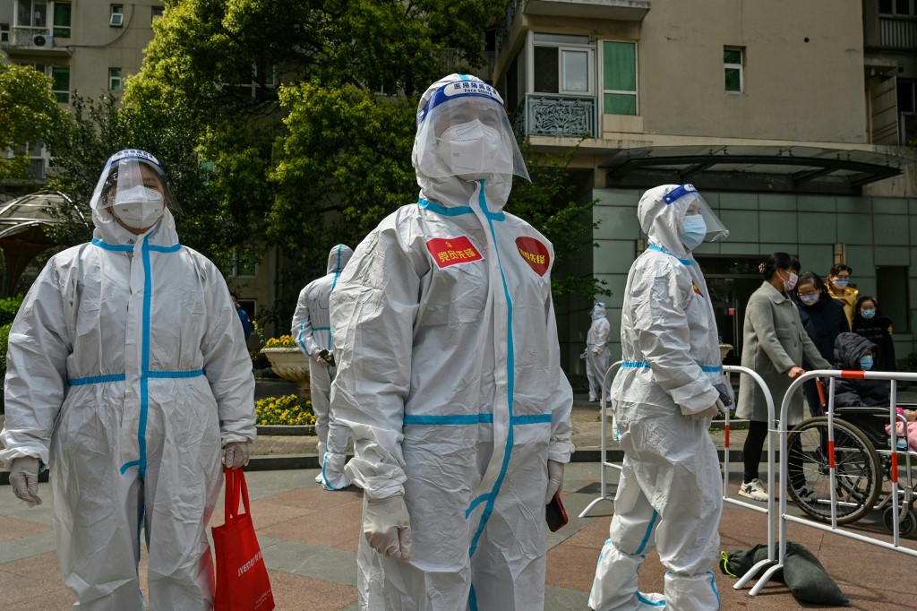 Ante el confinamiento, personal de salud en China reapareció con trajes especiales. (AFP)
