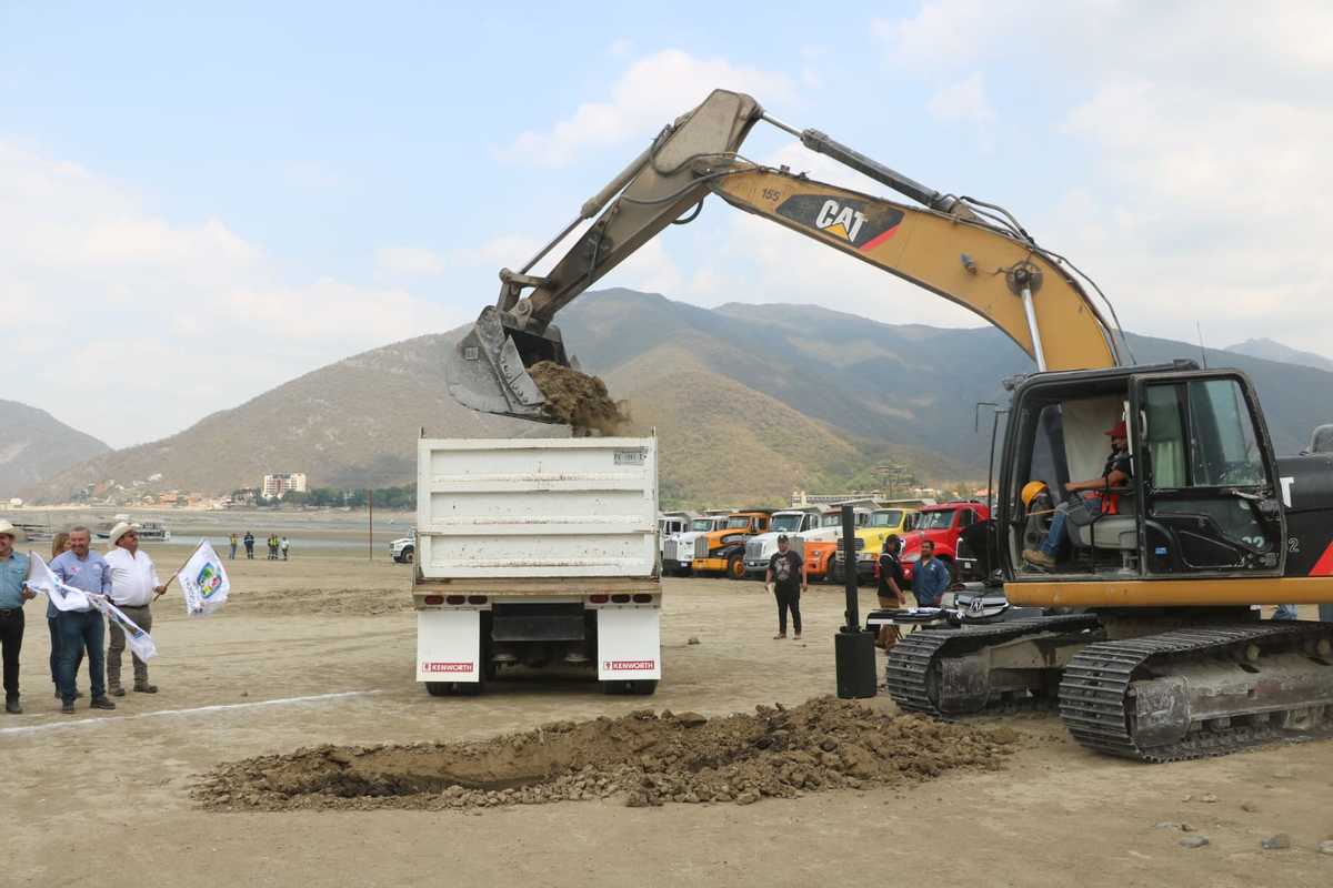 Se encuentran en el lugar 15 camiones de carga y 8 unidades de maquinaria. Foto: Leonel Rocha