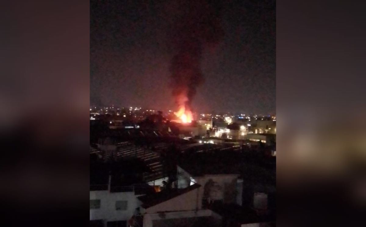 Fuerte incendio en una fábrica de solventes en Iztapalapa. | Enrique Luna