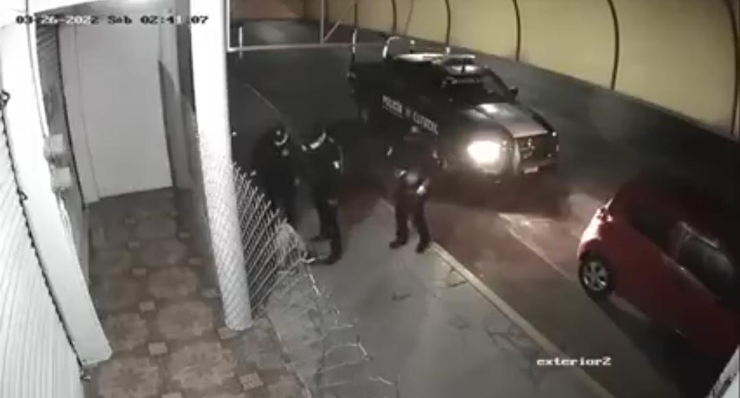 Antes de irse abren la cajuela y sacan una maleta, misma que se llevan.