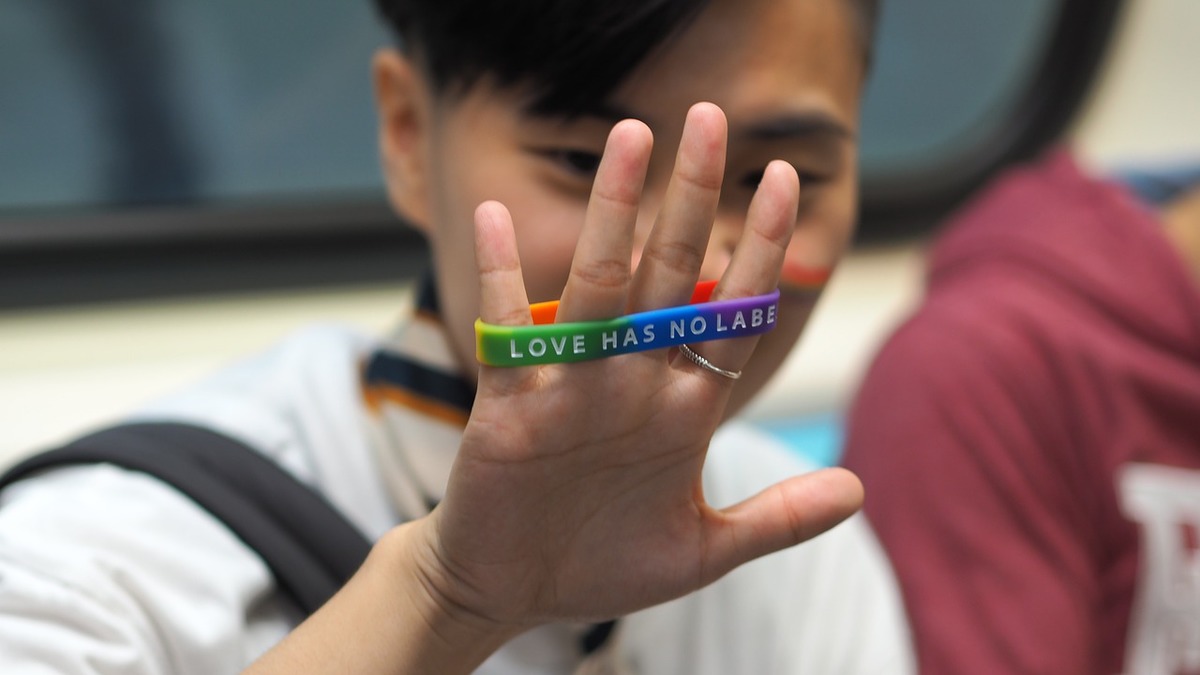 Maestro gay es despedido tras regalar pulseras a alumnos de la comunidad LGBT+ | Pixabay