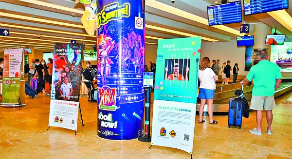 Mensajes sobre los riesgos legales por compra de droga fueron colocados en el aeropuerto. Especial