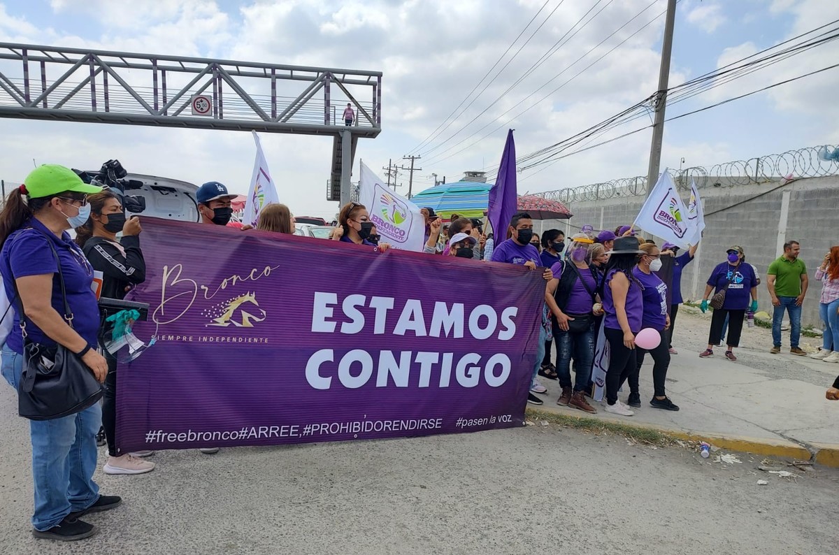 Simpatizantes de ‘El Bronco’ acuden al penal de Apodaca para apoyarlo. Foto: Raúl Palacios.