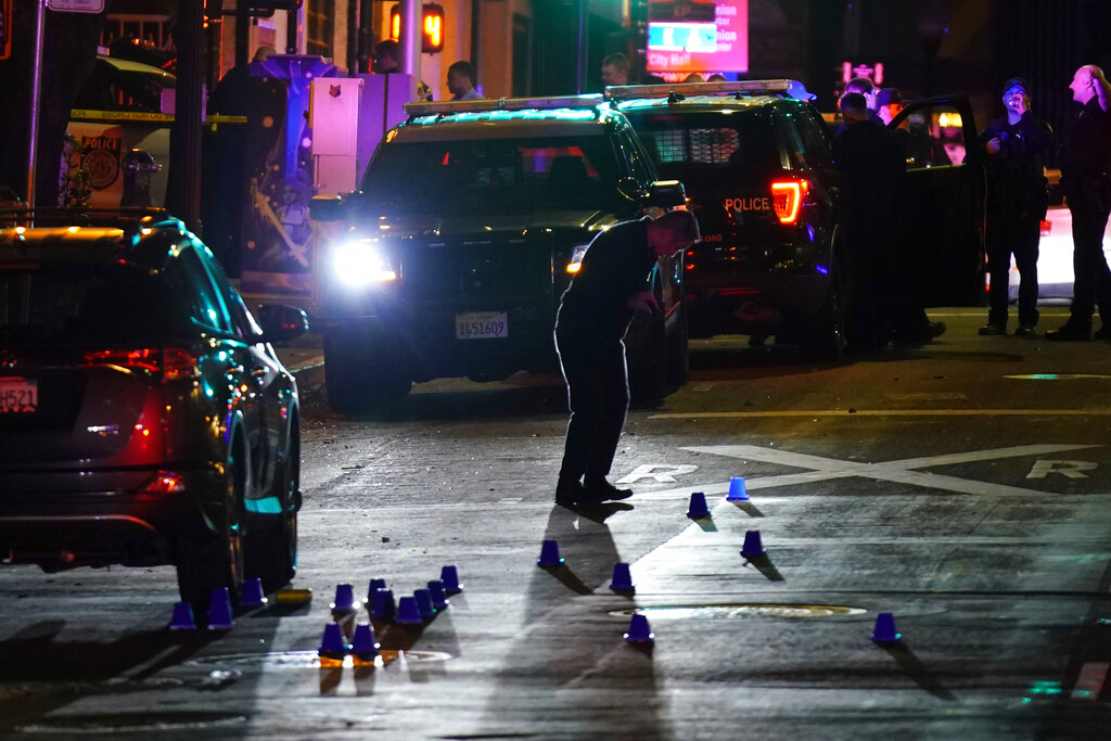 Las autoridades de Sacramento investigan el tiroteo que provocó varias víctimas. | AP